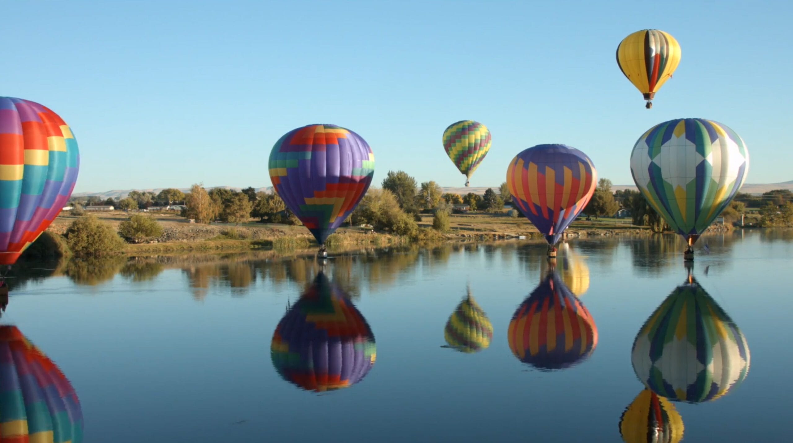 balloons on river2